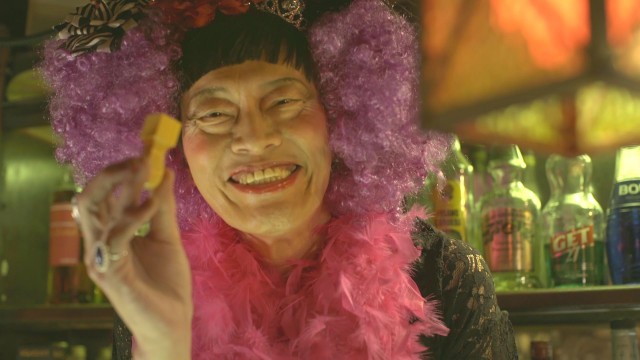 遠藤憲一、女装姿が衝撃的！バーのママ役