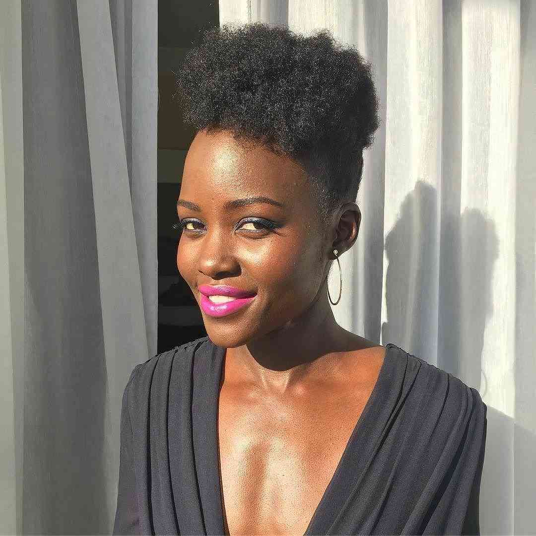 オスカー受賞の黒人女優、髪を加工され抗議「無意識の偏見」＜ルピタ・ニョンゴ＞