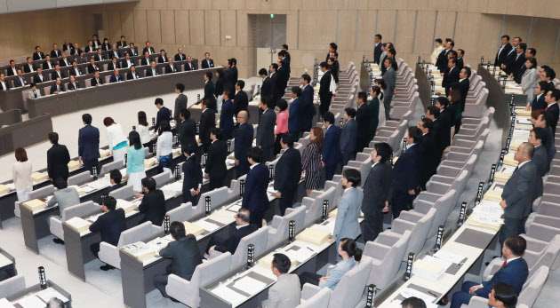 都の受動喫煙防止条例が成立 18年4月、国に先行  :日本経済新聞
