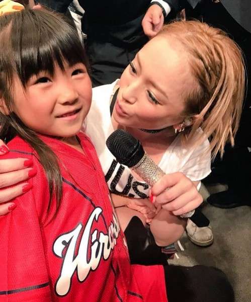 全員、浜崎あゆみに　不思議な光景にファンざわつく「あゆがいっぱい」「圧巻」