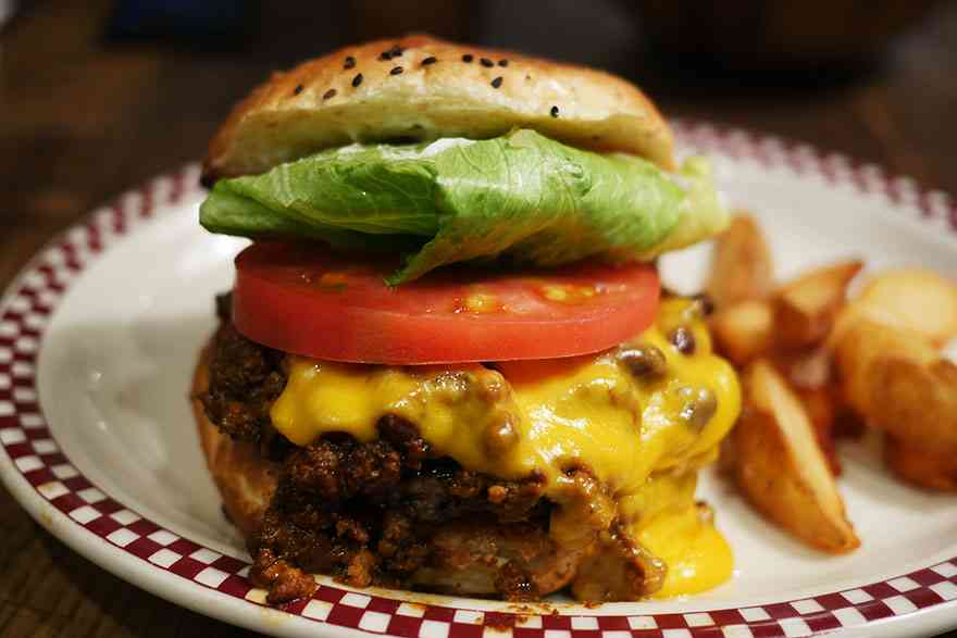【激ウマすぎ号泣】トランプ大統領が東京で食べたハンバーガーが激しく美味しい件 / マンチズバーガーシャック ｜ バズプラスニュース Buzz+