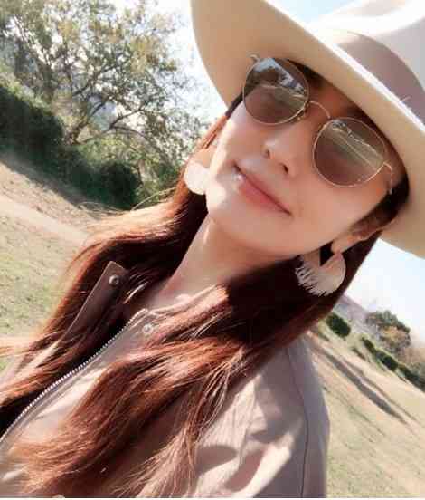 矢田亜希子、保護者会へ向かうサングラス姿に「女優の貫禄」!