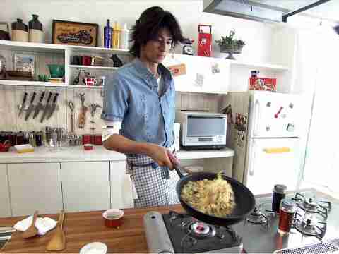 IHしか知らない中学生がコンロの火に驚いて水をかけ、定食屋休業