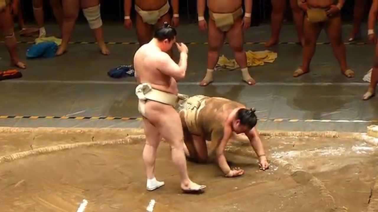 異例すぎるっ！横綱白鵬、稀勢の里にぶつかり稽古で「活」を入れる（2014年4月29日　公開稽古総見　Keiko-Soken in Kokugikan) - YouTube