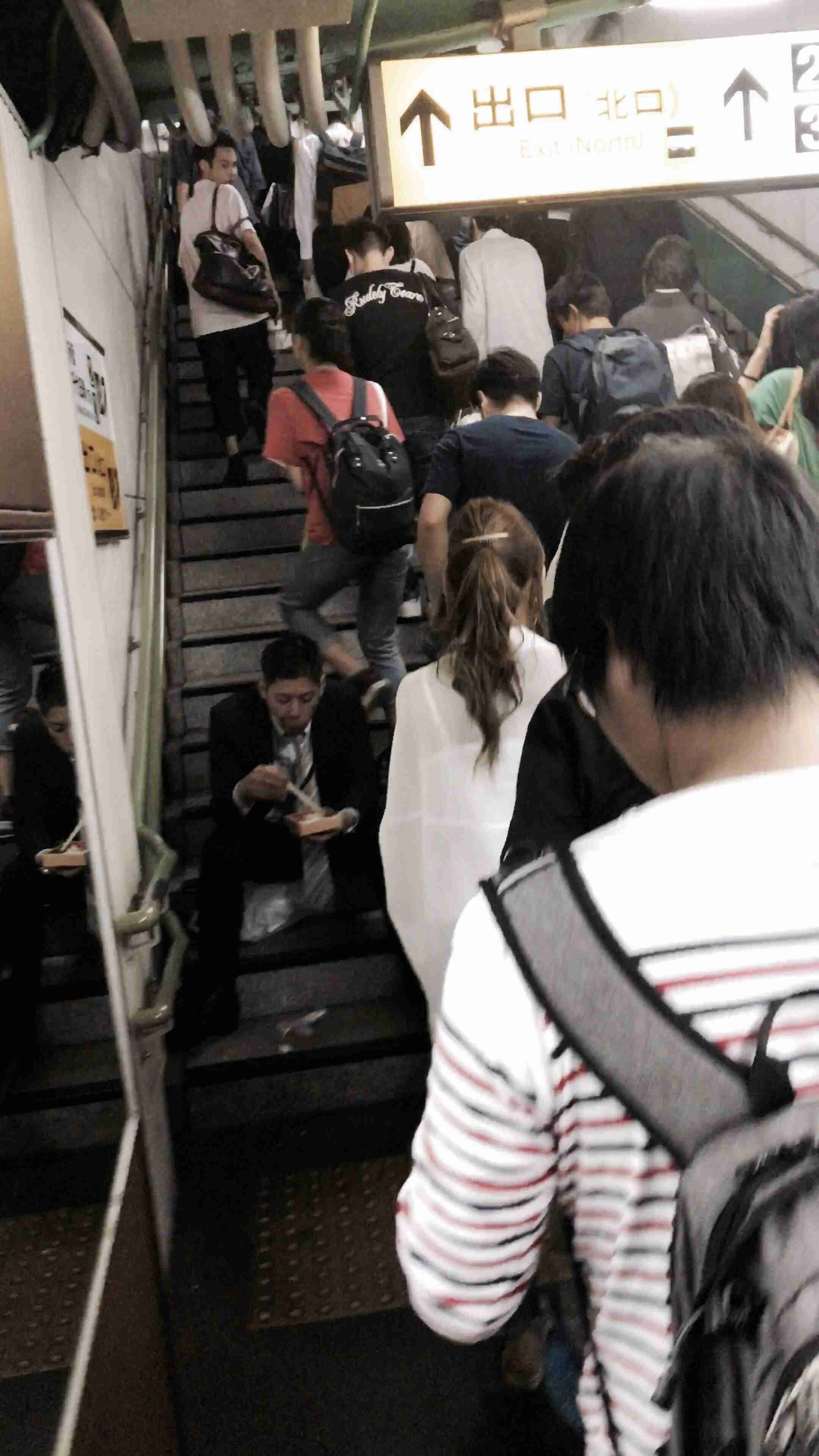 「駅と電車内の迷惑行為ランキング」発表　2位は「座席の座り方」、1位は9年連続で…　
