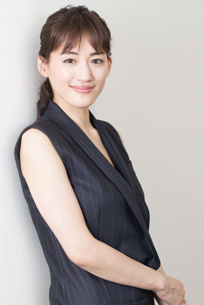 綾瀬はるか、華やかなドレス姿で登場 クリスマスの予定は「お仕事」