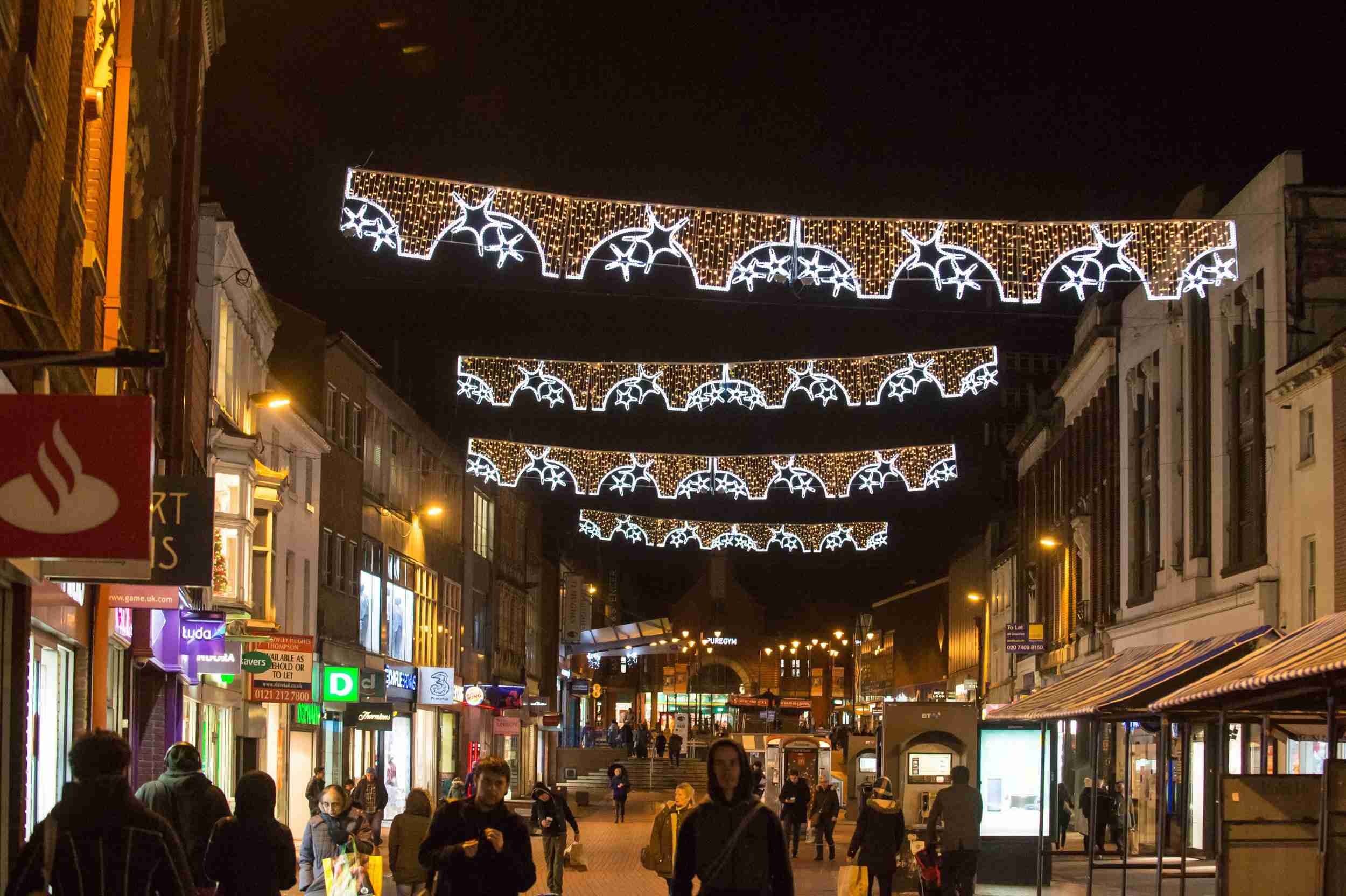 イギリスのクリスマスイルミネーションに苦情殺到「まるでパンツ」