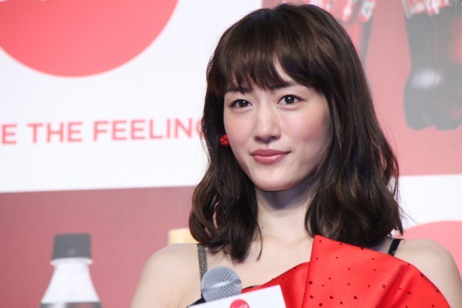 綾瀬はるか、華やかなドレス姿で登場 クリスマスの予定は「お仕事」