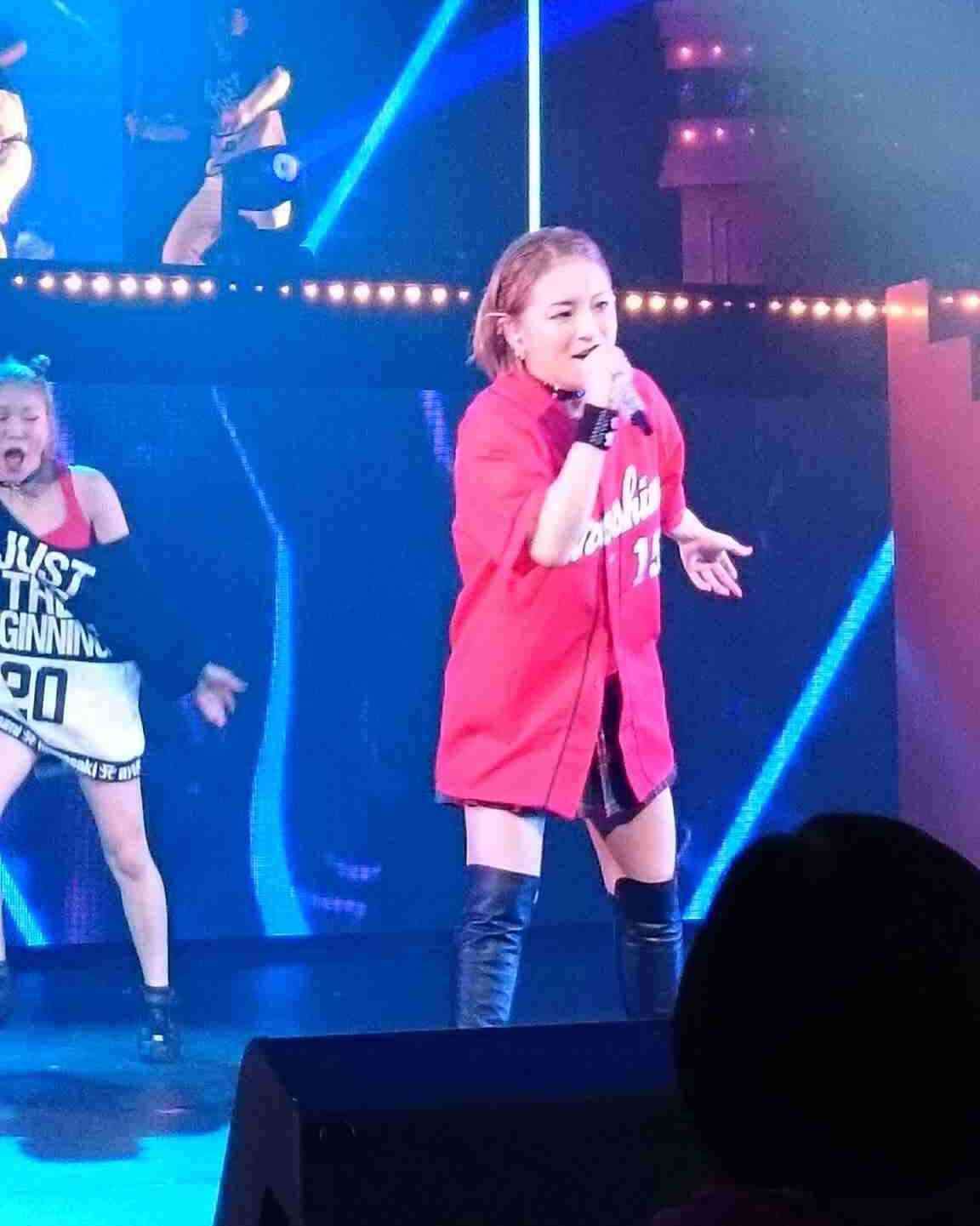 浜崎あゆみ、“チュー顔”写真公開で「全てが可愛すぎ」「お肌ちゅるちゅる」