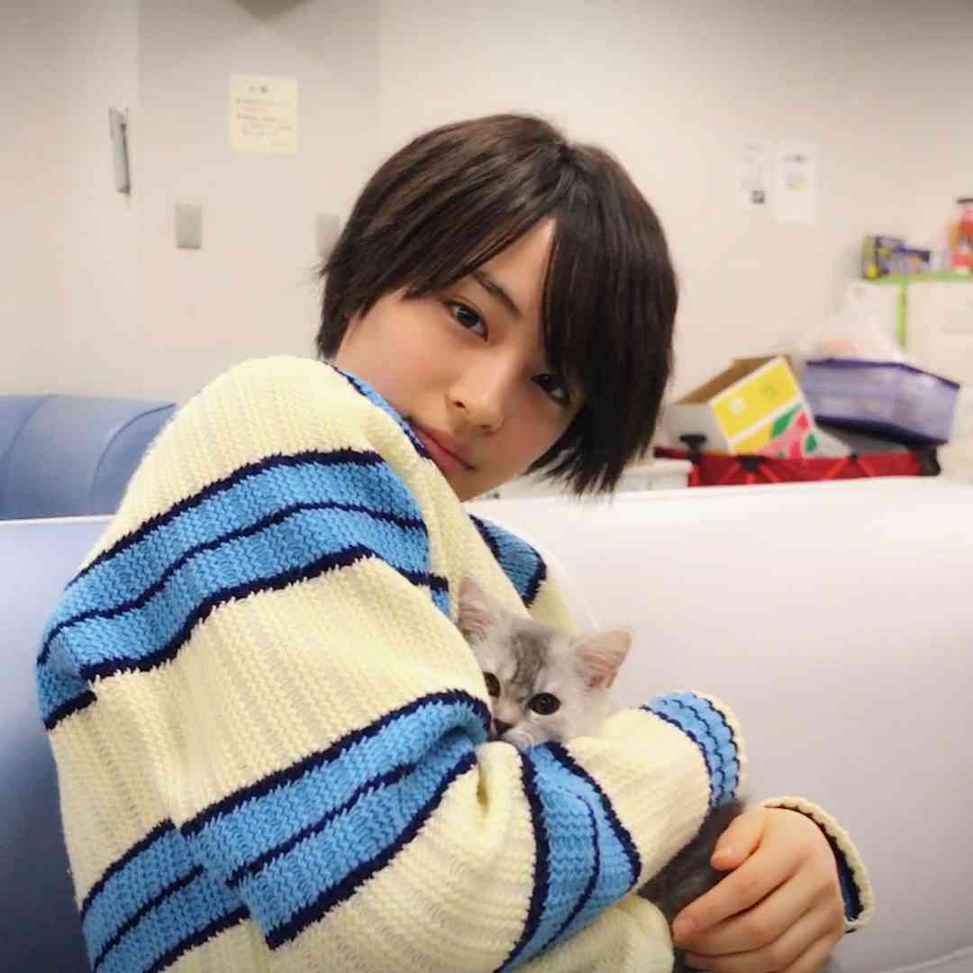 猫を抱く広瀬すずが美少女すぎると話題　「猫になりたい」の声続出