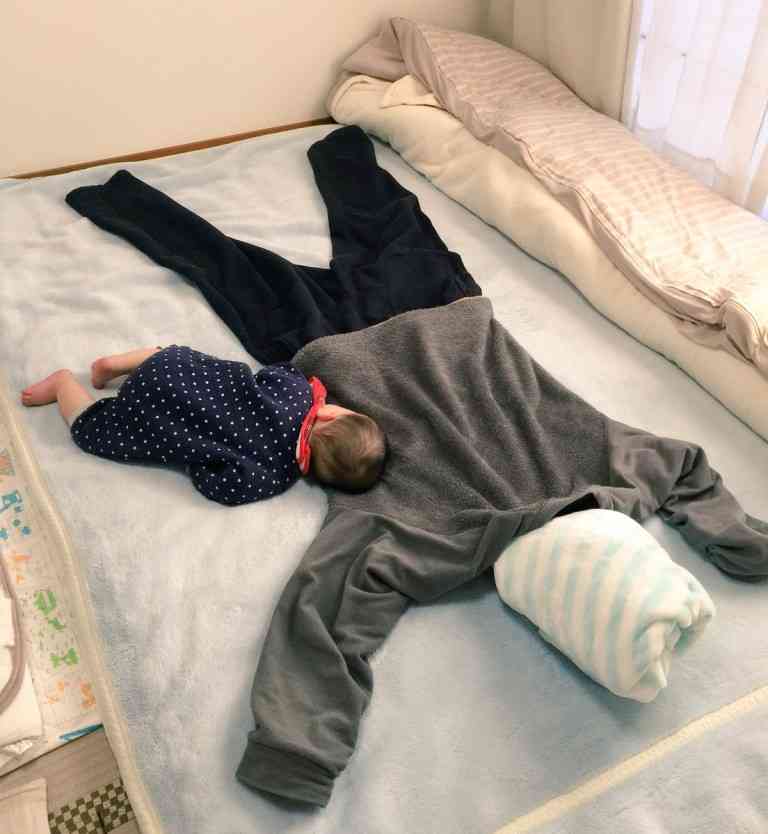真似してみたい…パパだと思って「抜け殻」にすがりつく赤ちゃんがめっちゃ可愛い！