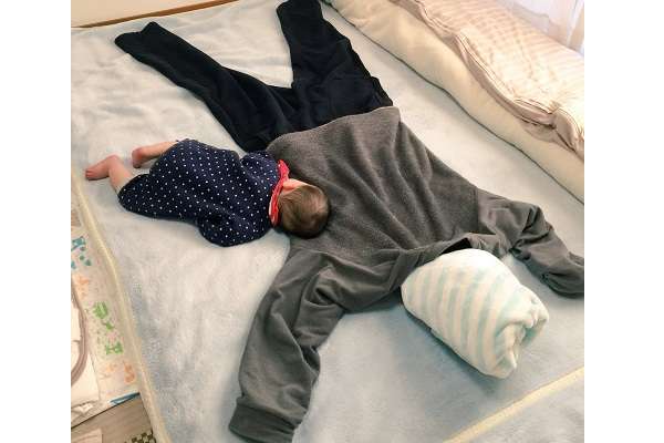 天使級の可愛さ…パパだと思って「抜け殻」にすがりつく赤ちゃんに29万超いいね！