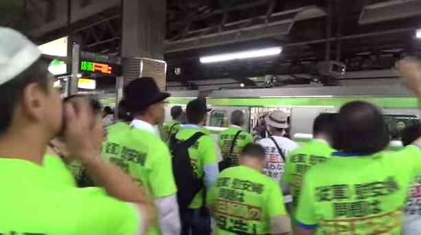 「駅と電車内の迷惑行為ランキング」発表　2位は「座席の座り方」、1位は9年連続で…　