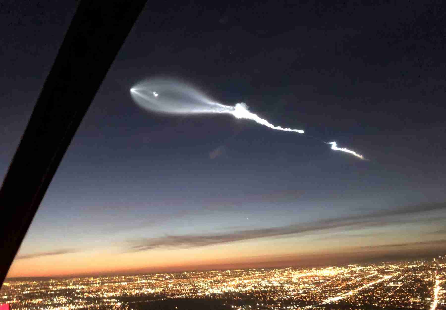夕刻のLAに謎の飛行物体が出現し、一時SNSが騒然。実はSpaceXのFalcon 9ロケット - Engadget 日本版
