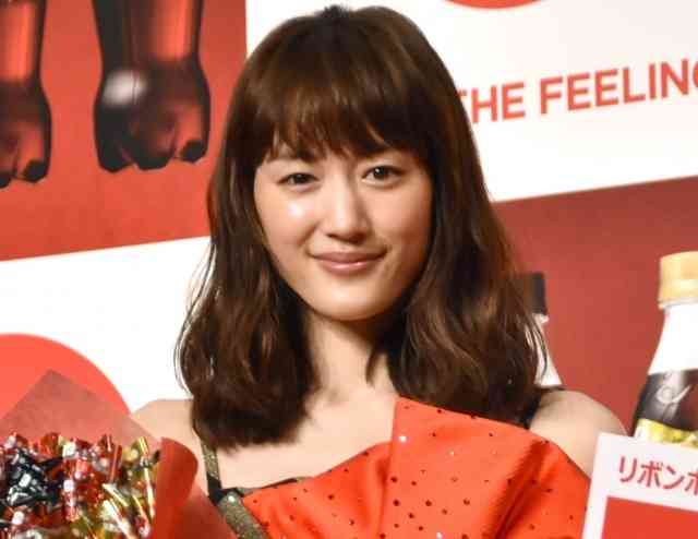 綾瀬はるか、華やかなドレス姿で登場　クリスマスの予定は「お仕事」