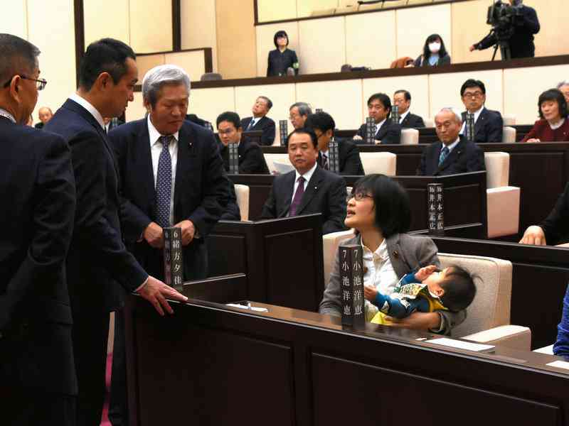 本会議中の授乳、議長に配慮求める　熊本・緒方夕佳市議