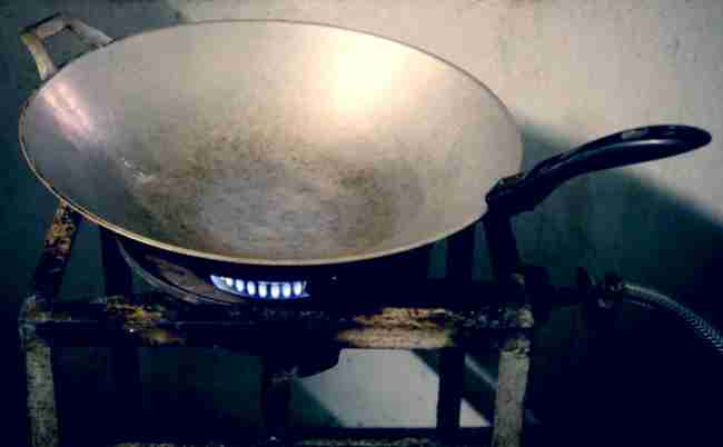 IHしか知らない中学生がコンロの火に驚いて水をかけ、定食屋休業