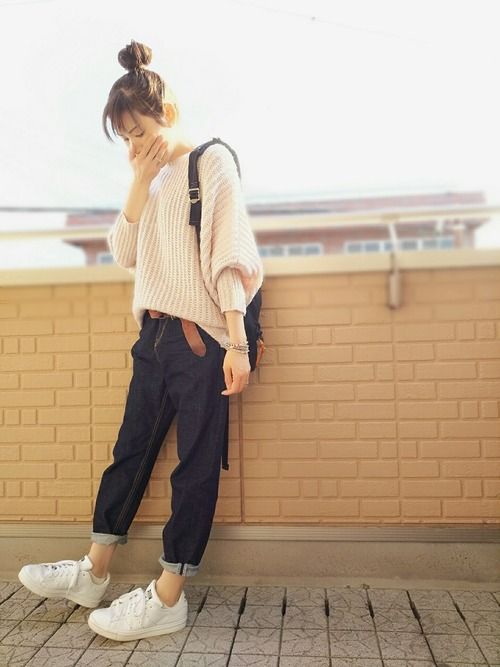 リュックとスニーカーを使ったおしゃれなコーデを教えてください。