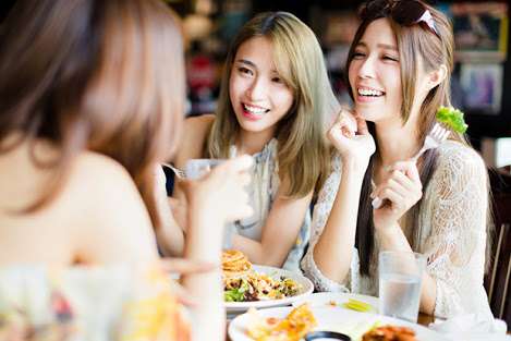 お付き合いの段階で会う度に食事作りますか？
