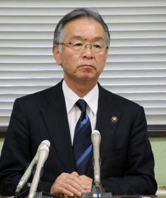 公務中、市長室で女性にキス…橋本達也市長が辞職願提出
