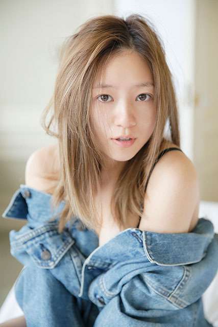 元AAA伊藤千晃、スリップ1枚の大人ショット公開で反響「セクシー千晃」「ほんとにママですか？」
