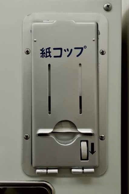 若い人は知らない？新幹線に備え付けられていた「小さな紙袋」の使い方