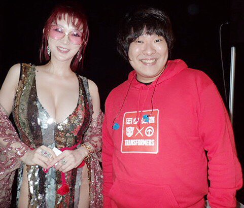岡崎体育、デビュー後初めて連絡交換した女性が話題に！「リアル美女と野獣」