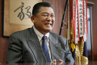やくみつる氏、日馬富士引退問題は「白鵬に一番非がある」
