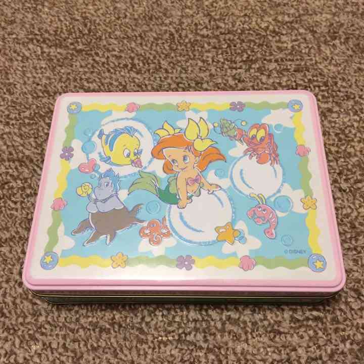 ディズニーのお菓子の缶をあげてこう！！