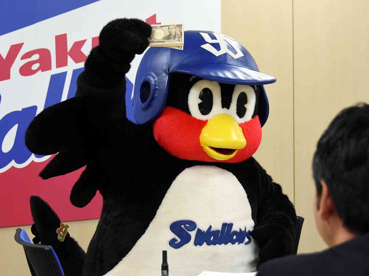 【ヤクルト】つば九郎、年俸2万2000円で大トリ更改「じじつじょうだうん?」