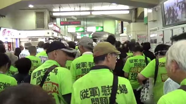 「駅と電車内の迷惑行為ランキング」発表　2位は「座席の座り方」、1位は9年連続で…　