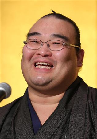 やくみつる氏、日馬富士引退問題は「白鵬に一番非がある」