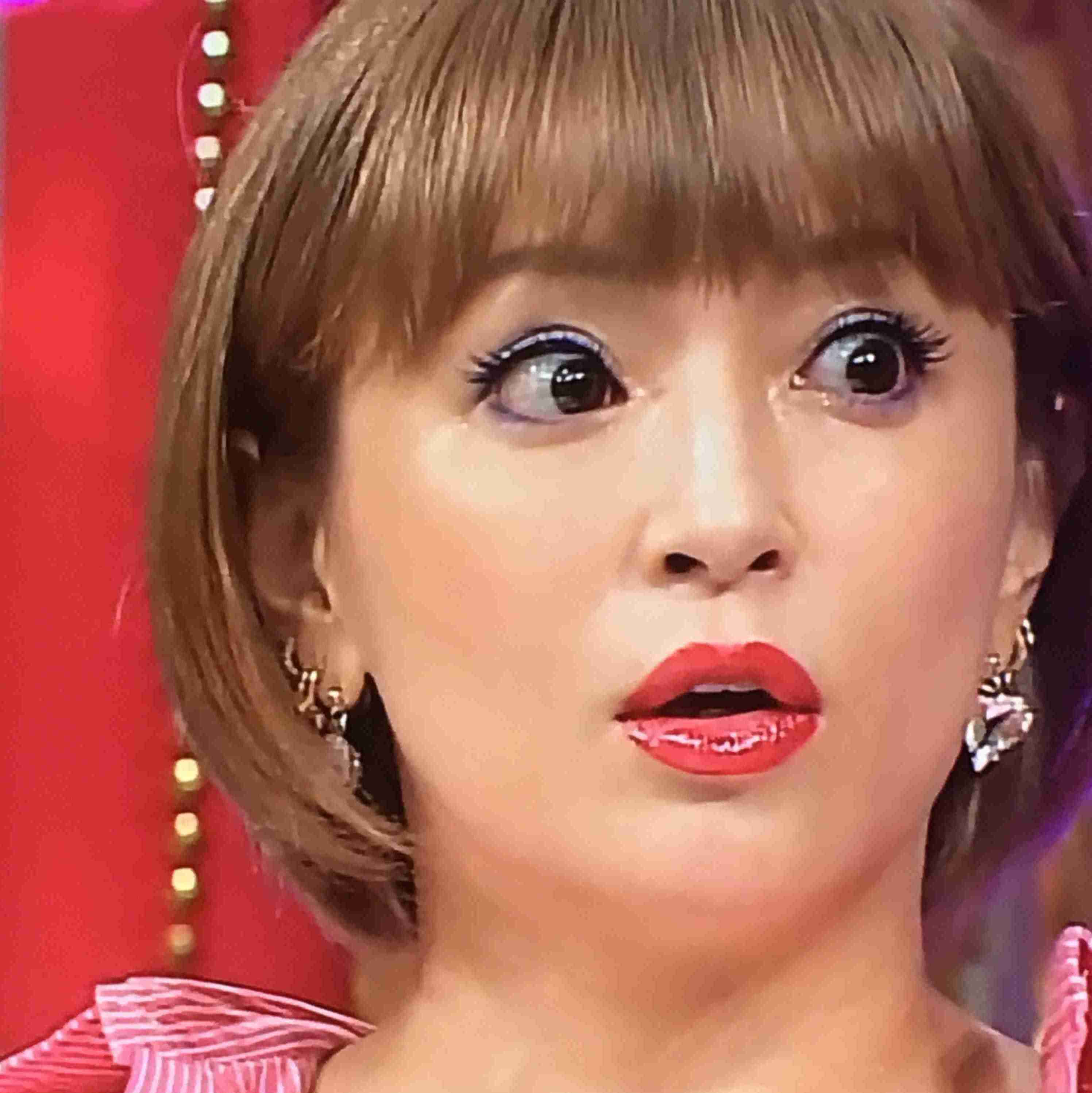 浜崎あゆみ、“チュー顔”写真公開で「全てが可愛すぎ」「お肌ちゅるちゅる」