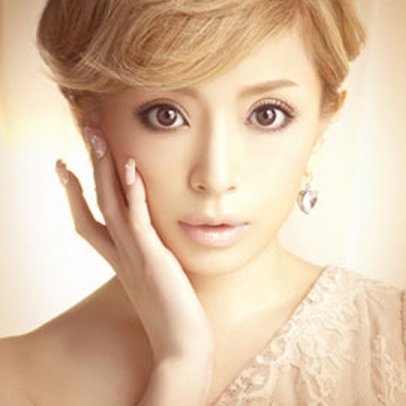 浜崎あゆみ、“チュー顔”写真公開で「全てが可愛すぎ」「お肌ちゅるちゅる」