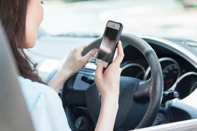 スマホ「ながら運転」厳罰化へ　事故なくても懲役6月以下