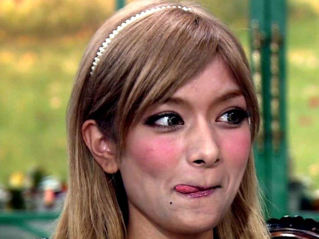  ローラがTwitterで“テレビに積極的に出演する”という宣言をし、ファンから歓喜の声