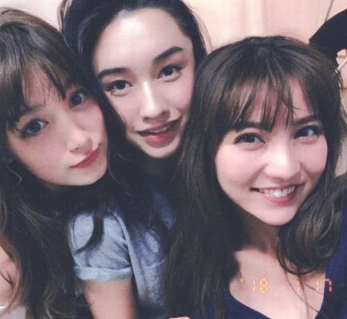 石川恋のCanCam密着ショットに「美女揃い」 | Narinari.com