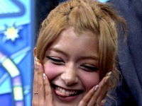  ローラがTwitterで“テレビに積極的に出演する”という宣言をし、ファンから歓喜の声