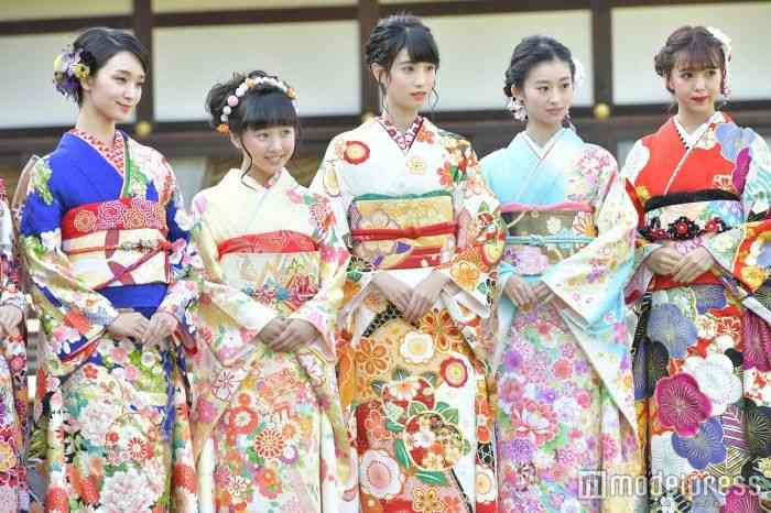 “新成人”小芝風花＆藤田ニコルが振袖姿で抱負