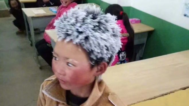 髪が凍った少年の写真で貧困めぐる議論が再燃　中国
