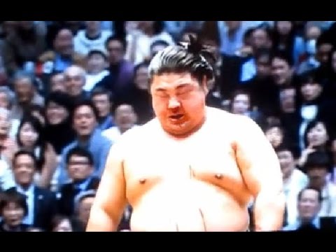 嘉風、白鵬相手に流血戦！　大相撲平成28年春場所　Sumo Hakuho vs Yoshikaze - YouTube