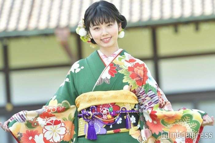 “新成人”小芝風花＆藤田ニコルが振袖姿で抱負
