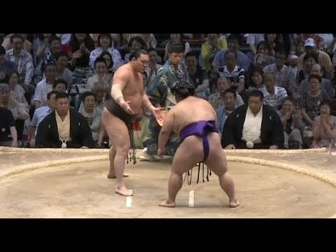 [大相撲2017名古屋4日目] まるでぶつかり稽古 白鵬 対 貴景勝 - YouTube