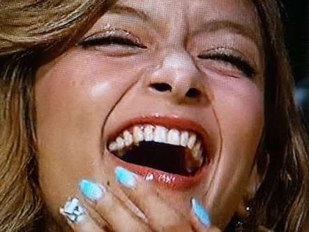  ローラがTwitterで“テレビに積極的に出演する”という宣言をし、ファンから歓喜の声