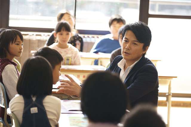 福山雅治先生が母校で特別授業、全校生徒を前に「トモエ学園」弾き語り （音楽ナタリー） - Yahoo!ニュース