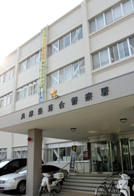 神戸新聞NEXT｜事件・事故｜駅ホームで口論、大学生突き落とす　容疑で男逮捕