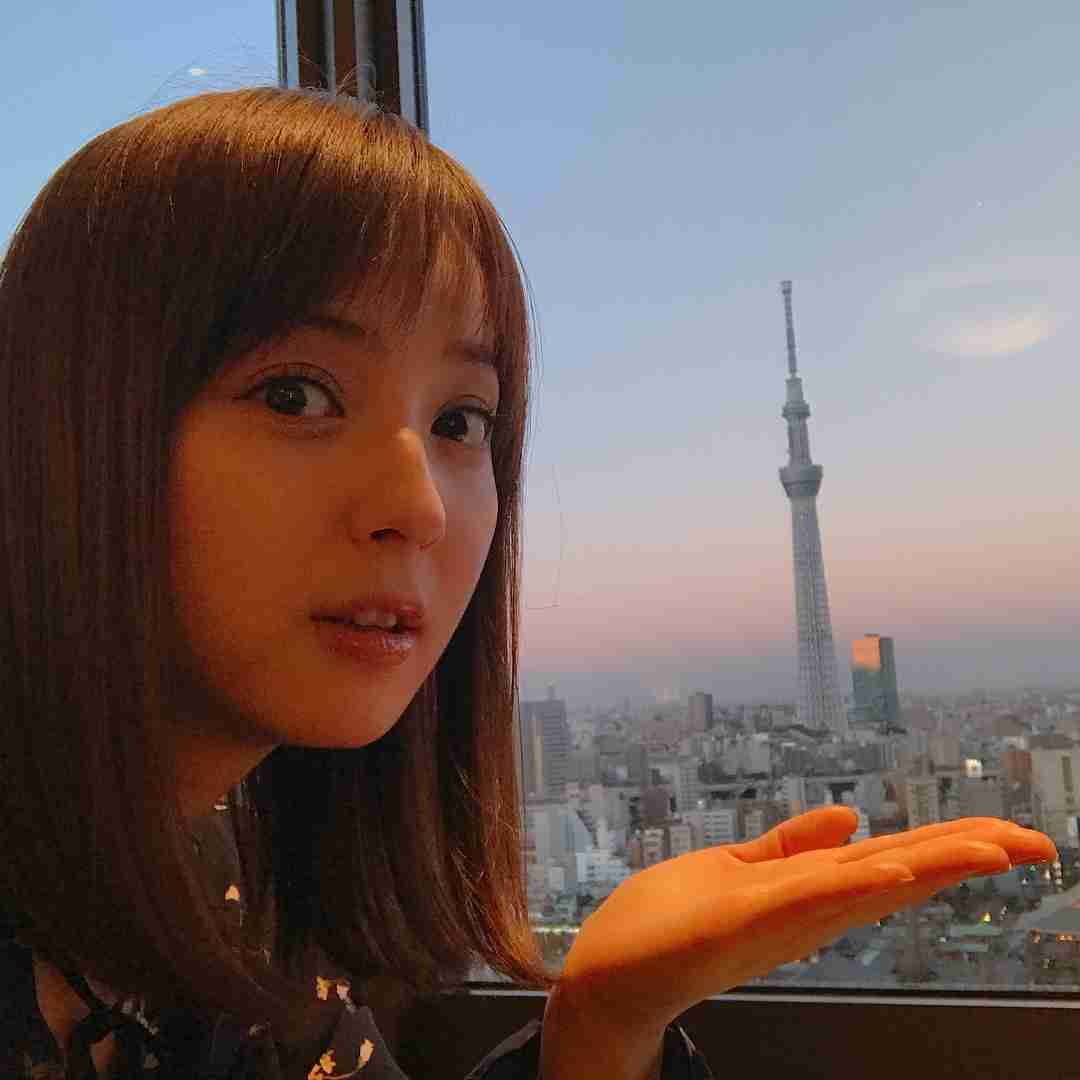 佐々木希 スカイツリーを手のひらにのせる姿が可愛すぎると称賛の声 ガールズちゃんねる Girls Channel