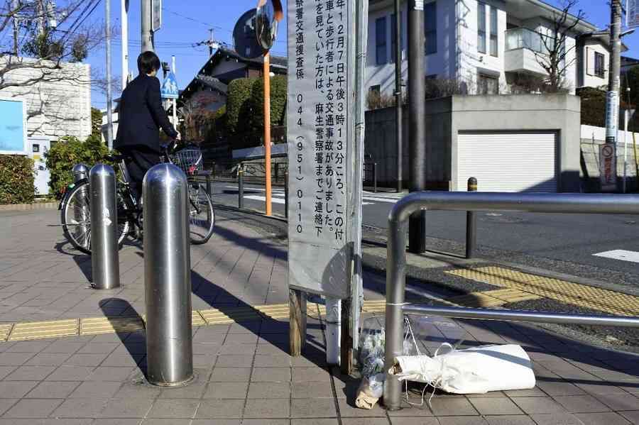 自転車スマホで女性死なす　川崎、容疑で大学生書類送検へ　左耳にイヤホンを、左手にスマホ、右手に飲み物