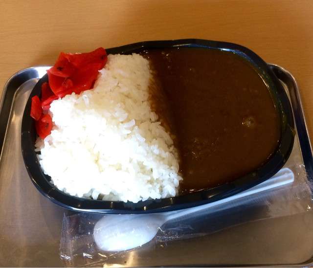 カレー1杯がわずか200円…激安店が実践する徹底したサービスカットの全貌