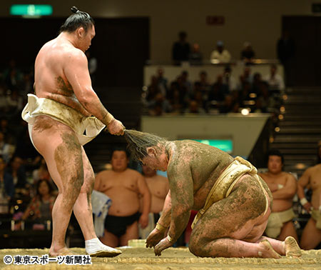 横綱・白鵬が休場　4日目嘉風戦で左足親指を負傷
